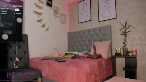 Snapshot of crystal_beennz chatting on December 17, 2025, 3:23 am online show from December 17, 2025, 3:23 am