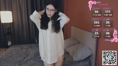 Snapshot of crystal_castlesss chatting on November 18, 2025, 12:53 pm Crystal online show from November 18, 2025, 12:53 pm