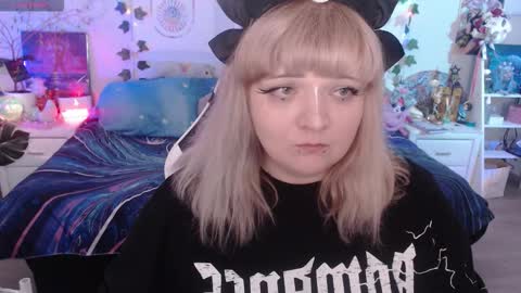 Snapshot of crystal_galaxy chatting on September 8, 2025, 6:29 pm online show from September 8, 2025, 6:29 pm