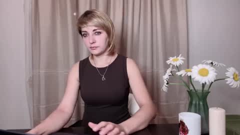 Snapshot of crystalfever_ chatting on July 5, 2026, 7:43 pm Mary online show from July 5, 2026, 7:43 pm