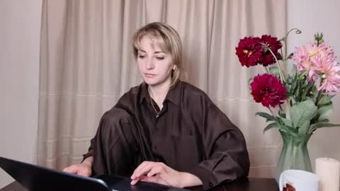 Snapshot of crystalfever_ chatting on July 6, 2026, 8:22 pm Mary online show from July 6, 2026, 8:22 pm