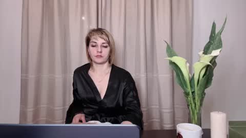 Snapshot of crystalfever_ chatting on July 27, 2026, 8:05 pm Mary online show from July 27, 2026, 8:05 pm