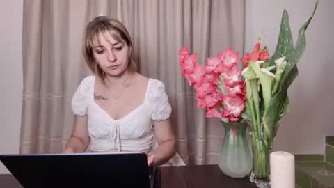 Snapshot of crystalfever_ chatting on July 31, 2026, 8:41 pm Mary online show from July 31, 2026, 8:41 pm