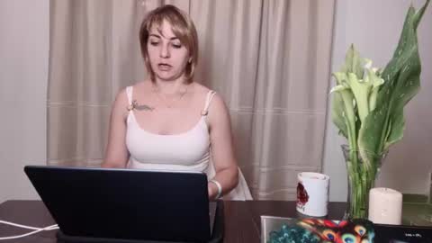 Snapshot of crystalfever_ chatting on August 1, 2026, 8:52 pm Mary online show from August 1, 2026, 8:52 pm