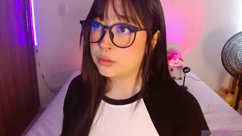 Snapshot of crystalitesq chatting on June 4, 2026, 1:28 pm Olivia online show from June 4, 2026, 1:28 pm