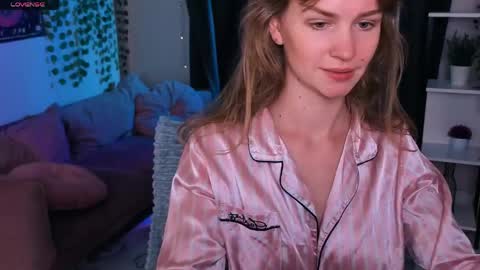 Snapshot of crystalkris_ chatting on June 3, 2026, 2:33 pm Crystal online show from June 3, 2026, 2:33 pm