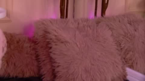 crystallred online show from February 5, 2026, 6:07 am