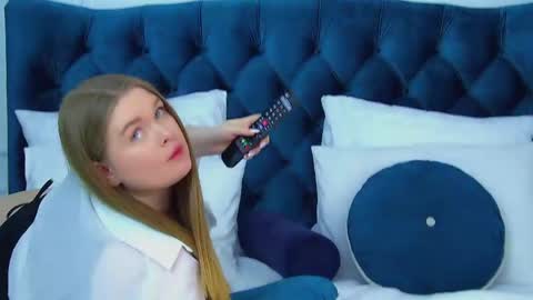 Crystal online show from April 28, 2026, 2:27 am