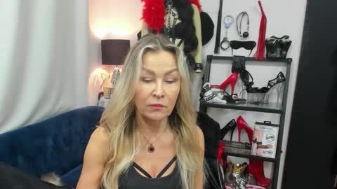 CrystalHotty online show from November 17, 2025, 6:19 am