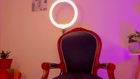 Snapshot of cuddlingbunnny chatting on December 1, 2024, 10:43 pm Leonela online show from December 1, 2024, 10:43 pm