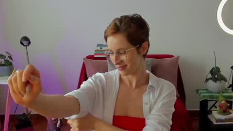 Snapshot of cuddlingbunnny chatting on December 23, 2024, 5:32 pm Leonela online show from December 23, 2024, 5:32 pm