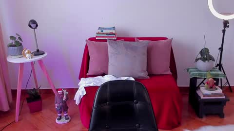 Snapshot of cuddlingbunnny chatting on December 23, 2024, 8:36 pm Leonela online show from December 23, 2024, 8:36 pm