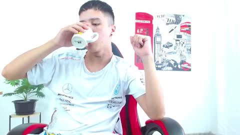 cumandres online show from October 1, 2025, 2:01 pm