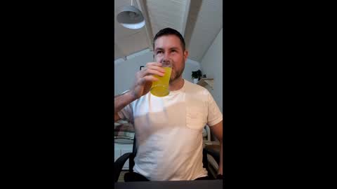 Snapshot of cupcakecreampie chatting on December 19, 2025, 12:06 am Adam online show from December 19, 2025, 12:06 am