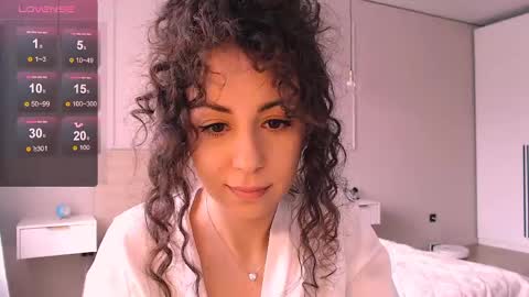 curly_jade_ online show from April 24, 2026, 11:12 am