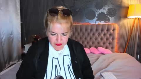 Snapshot of curlydreams chatting on September 13, 2025, 5:57 pm CurlyDreams online show from September 13, 2025, 5:57 pm