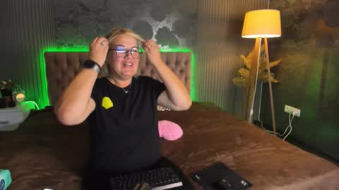 Snapshot of curlydreams chatting on September 18, 2025, 12:07 pm CurlyDreams online show from September 18, 2025, 12:07 pm