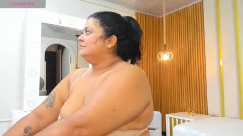 Snapshot of curvy_beauty_ chatting on November 4, 2025, 12:04 pm Hanna online show from November 4, 2025, 12:04 pm