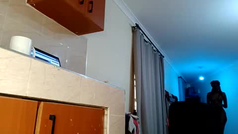 Zozo online show from February 25, 2026, 1:43 pm