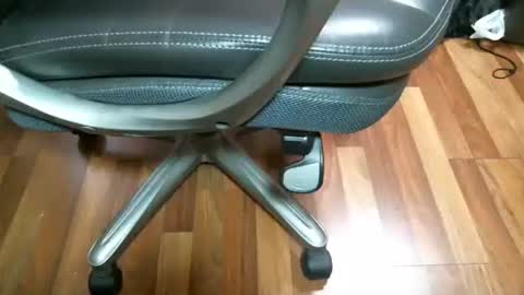 Snapshot of cutandwaxed2 chatting on December 15, 2025, 2:21 pm BI SMOOTH MATURE SUB online show from December 15, 2025, 2:21 pm