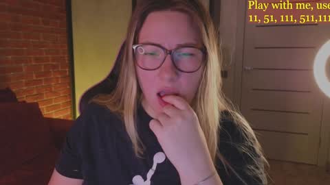 Snapshot of cute_darina chatting on December 12, 2024, 1:43 am Everyday stream in the same time online show from December 12, 2024, 1:43 am
