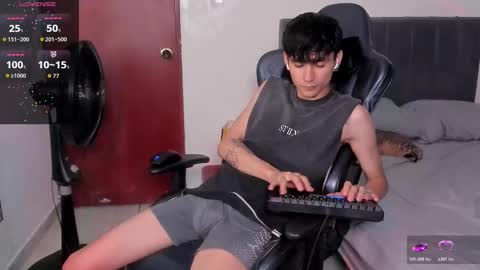 Snapshot of cute_diego_ chatting on December 17, 2025, 12:05 am Diego online show from December 17, 2025, 12:05 am