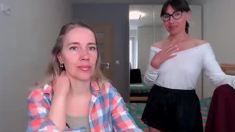 cute_lion_ online show from April 26, 2026, 12:14 pm
