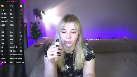 Snapshot of cute_sharloti chatting on January 15, 2025, 1:12 am Sasha online show from January 15, 2025, 1:12 am