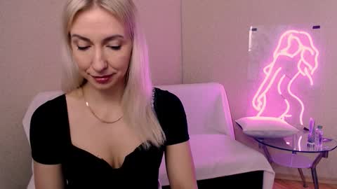 cute_smile_shy online show from January 18, 2026, 11:47 am