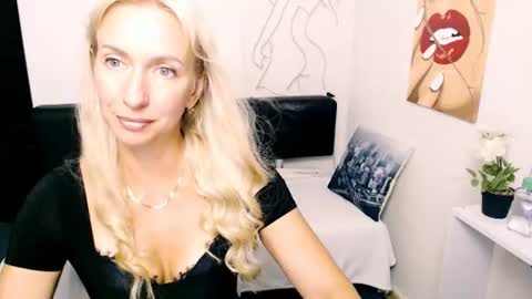 cute_smile_shy online show from August 4, 2026, 9:06 pm
