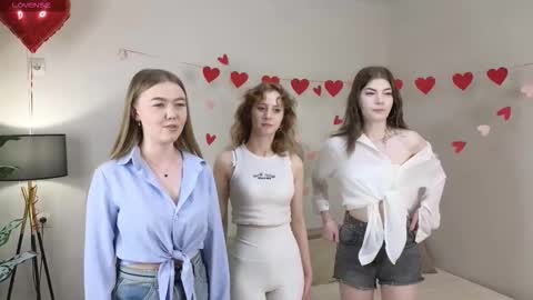 Snapshot of cutebuthott chatting on February 15, 2026, 12:25 pm Aurora Lina and a few other beauties online show from February 15, 2026, 12:25 pm