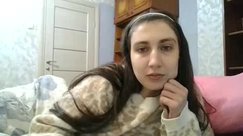 cutekattie online show from November 19, 2025, 8:47 am