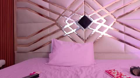 cutepetitee online show from November 12, 2025, 5:35 pm