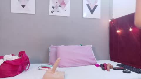 cutepetitee online show from June 15, 2026, 7:49 pm