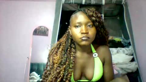 cutezola online show from November 5, 2025, 4:23 am