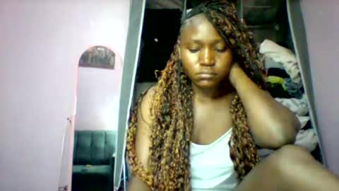 cutezola online show from November 6, 2025, 2:56 am
