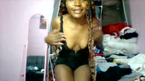 cutezola online show from November 22, 2025, 4:55 am