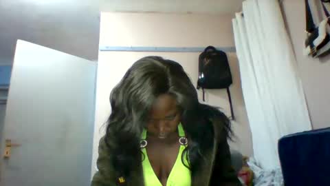 cutezola online show from December 14, 2025, 4:07 am