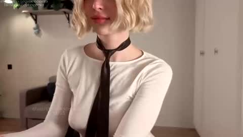 Snapshot of cutieeeeva chatting on November 5, 2025, 4:29 pm E online show from November 5, 2025, 4:29 pm