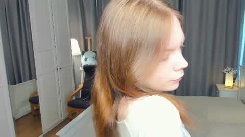Snapshot of cuty_petite chatting on June 26, 2026, 6:18 am Anne online show from June 26, 2026, 6:18 am