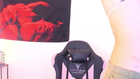 Snapshot of cyberia____________________ chatting on December 3, 2025, 6:21 am cel I am independent Help me reach 200 thumbs up uwu online show from December 3, 2025, 6:21 am