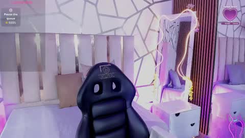 cyrus_tay online show from April 30, 2026, 12:22 pm