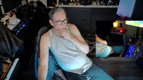Snapshot of d_j_strokes chatting on April 26, 2026, 6:44 am Dave online show from April 26, 2026, 6:44 am