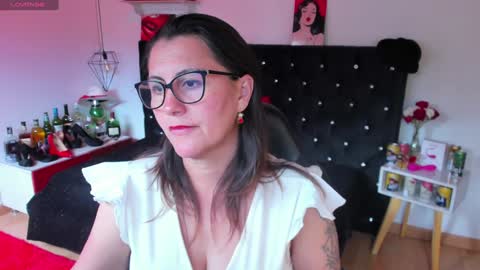 Snapshot of d_martii chatting on February 7, 2025, 3:30 pm Mia online show from February 7, 2025, 3:30 pm