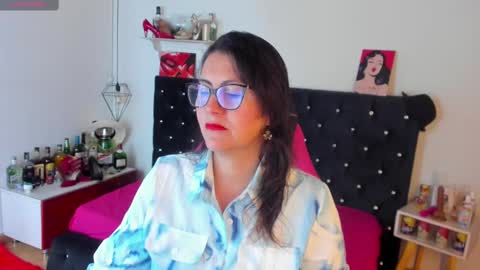 Snapshot of d_martii chatting on March 2, 2025, 11:18 am Mia online show from March 2, 2025, 11:18 am