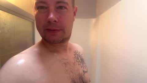 Snapshot of daddycam33 chatting on September 21, 2025, 2:08 pm DaddyCam33 online show from September 21, 2025, 2:08 pm