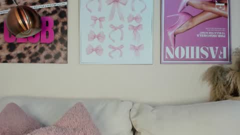 dafne_hillss online show from June 27, 2026, 11:15 am