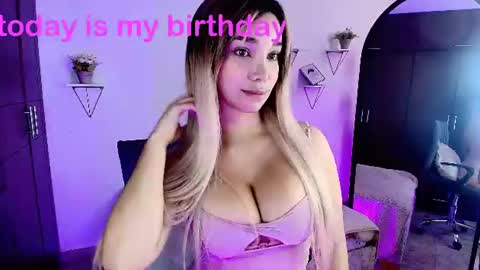 Snapshot of dahnia_cruz chatting on July 7, 2026, 3:38 pm dahnia_cruz online show from July 7, 2026, 3:38 pm