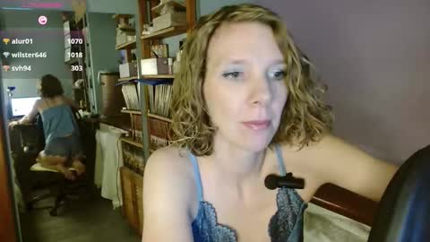 daisy_lovely online show from November 7, 2025, 4:23 am