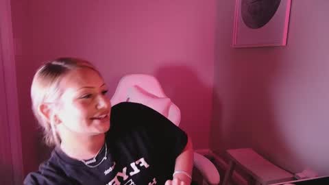 Snapshot of daisyy888 chatting on November 19, 2025, 1:27 am daisy online show from November 19, 2025, 1:27 am